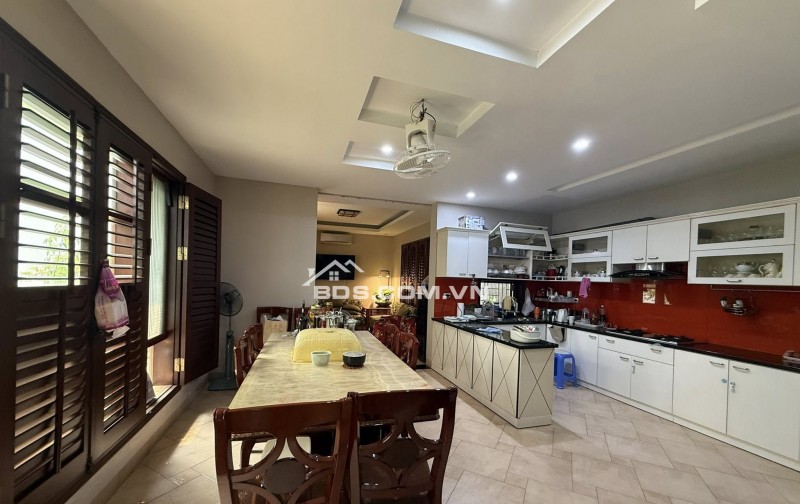 Phố Lạc Long Quân View Hồ 170M2 86 Tỷ MT Rộng 2 Măt Trước Sau Quy Hoạch ỔN